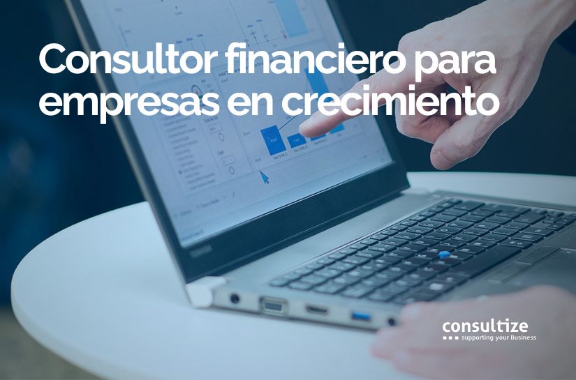 consultor financiero pymes analizando datos financieros